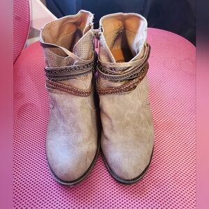 Stylish Women's Tan Ankle Boots 7.5